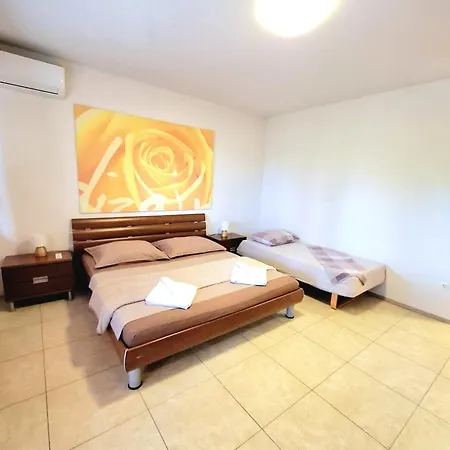 With Pool Near 아파트 스플리트