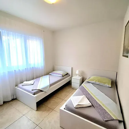 With Pool Near 아파트 스플리트