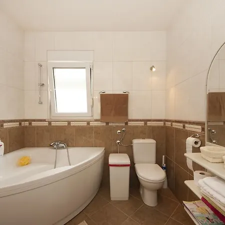 With Pool Near 아파트 스플리트