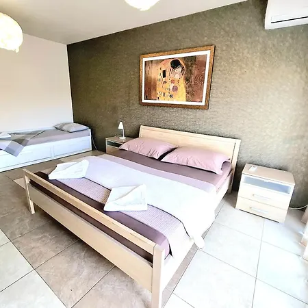 With Pool Near سبليت