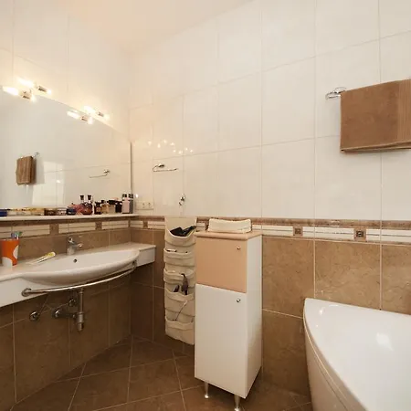 With Pool Near سبليت