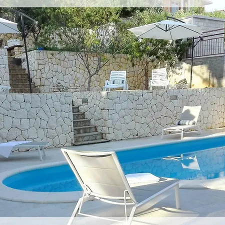 With Pool Near سبليت