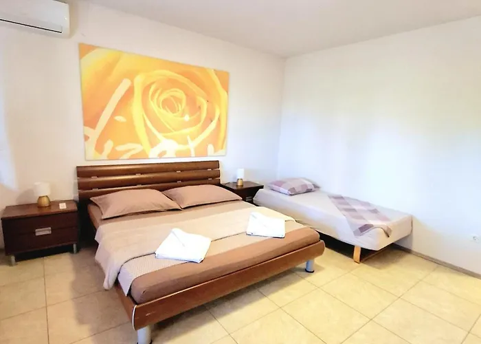 With Pool Near Appartamento Spalato