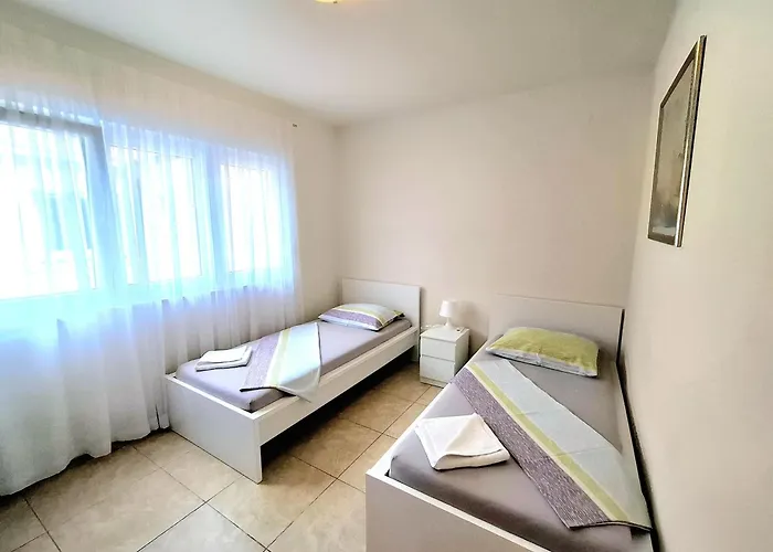 With Pool Near Appartamento Spalato