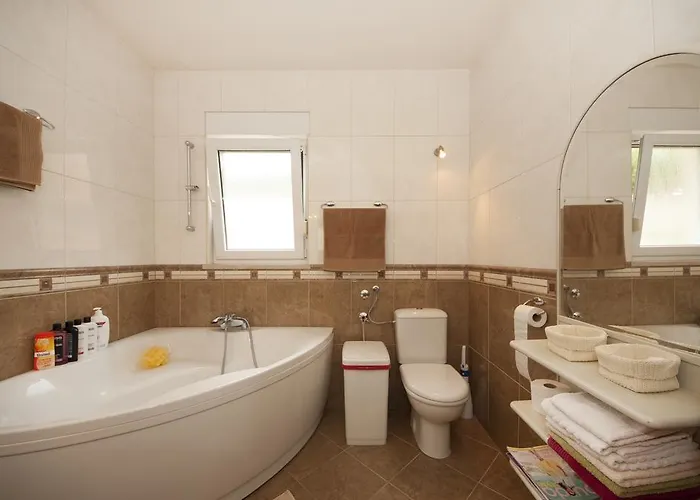 With Pool Near Appartamento Spalato